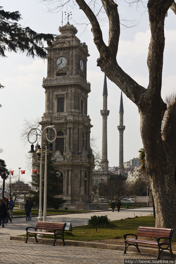 А ещё там есть очередная башня с часами в коллекцию Стамбул, Турция