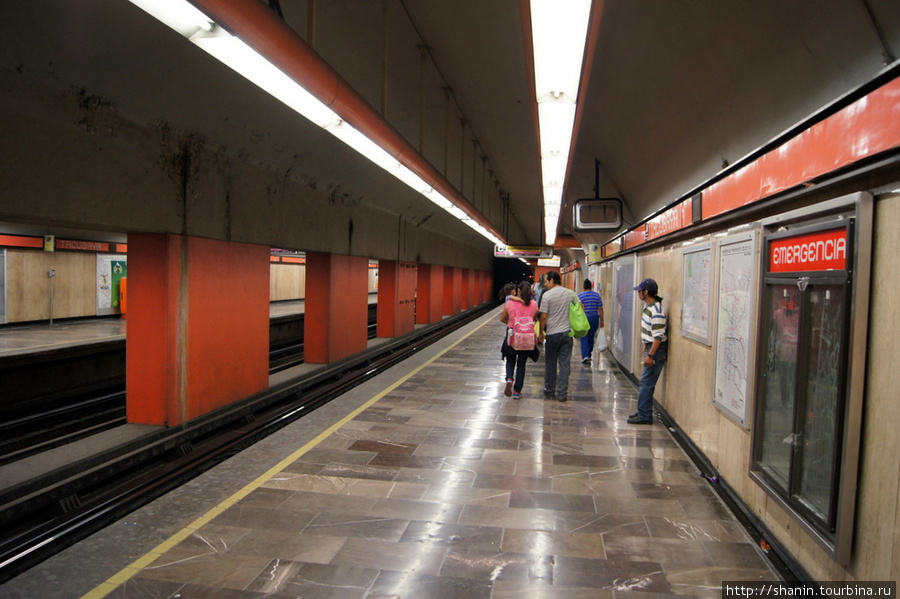В метро в Мехико на платформе в ожидании поездка Мехико, Мексика