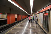 В метро в Мехико на платформе в ожидании поездка