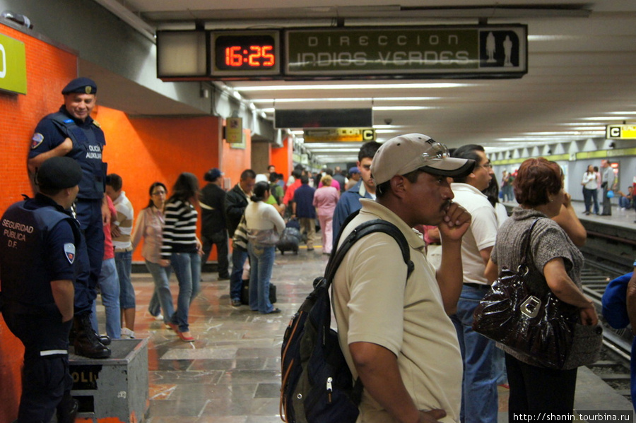 В метро в Мехико Мехико, Мексика