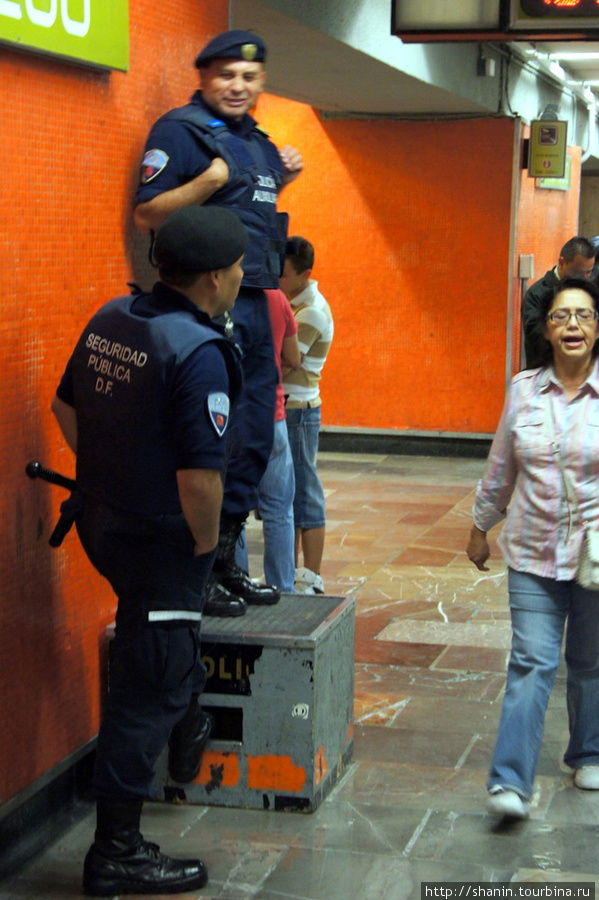 В метро в Мехико охранники повсюду Мехико, Мексика