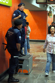 В метро в Мехико охранники повсюду