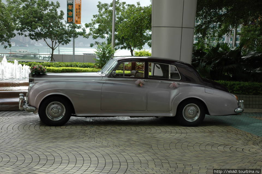 у входа в наш отель — свадебный автомобиль Гонконг