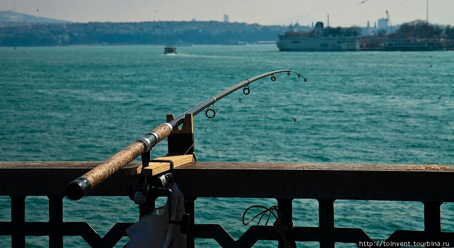 Перебираемся через залив Золотой Рог. Здесь много рыбаков, большинство из них – любители, приходят сюда не ради улова, а ради самого процесса. Заодно и последние новости с соседом обсудить. Стамбул, Турция