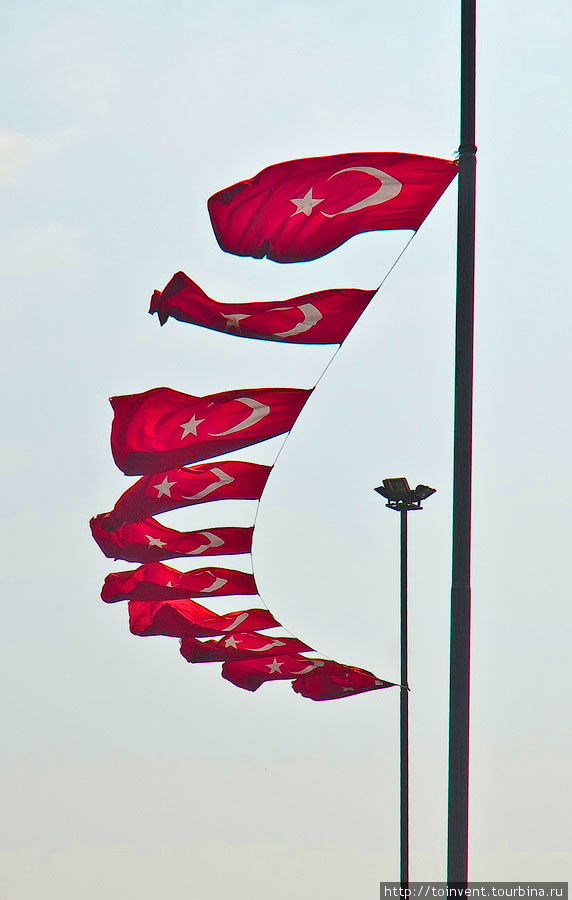 Теперь хочу обратить внимание на государственный флаг — он весит повсюду. Вообще турки относится трепетно к своей символике – вешают флаги на балконы, на прилавки, некоторые подкладывают под лобовое стекло в машине. Если есть какая-то гора, то на ней обязательно будет турецкий флаг. И естественно у дворца было пару экземпляров. Стамбул, Турция