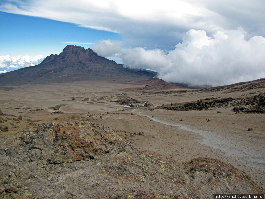 Мы зашли еще метров на 200 вверх. Вид на Kibo Hut и Мавензи. Гора (вулкан) Килиманджаро (5895м), Танзания
