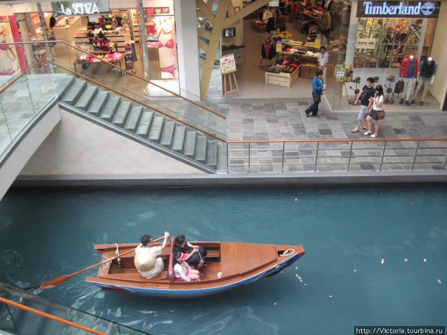 Внутри торгового центра можно прокатиться на лодке Сингапур (город-государство)