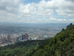 Вид на Боготу из вагончика телеферико.