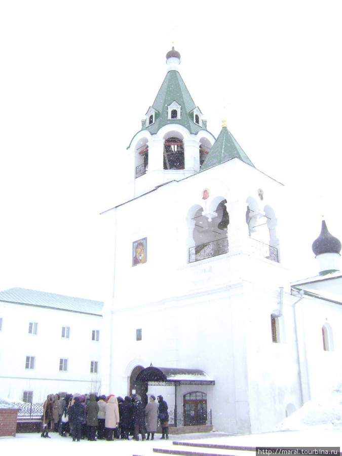 Рядом с Покровским храмом размещается гостиница паломнического центра Муром, Россия