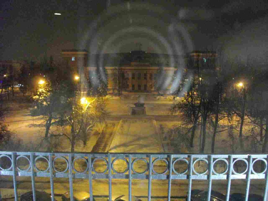 Вид на Мэрию и площадь из окна фойе. Великий Новгород, Россия