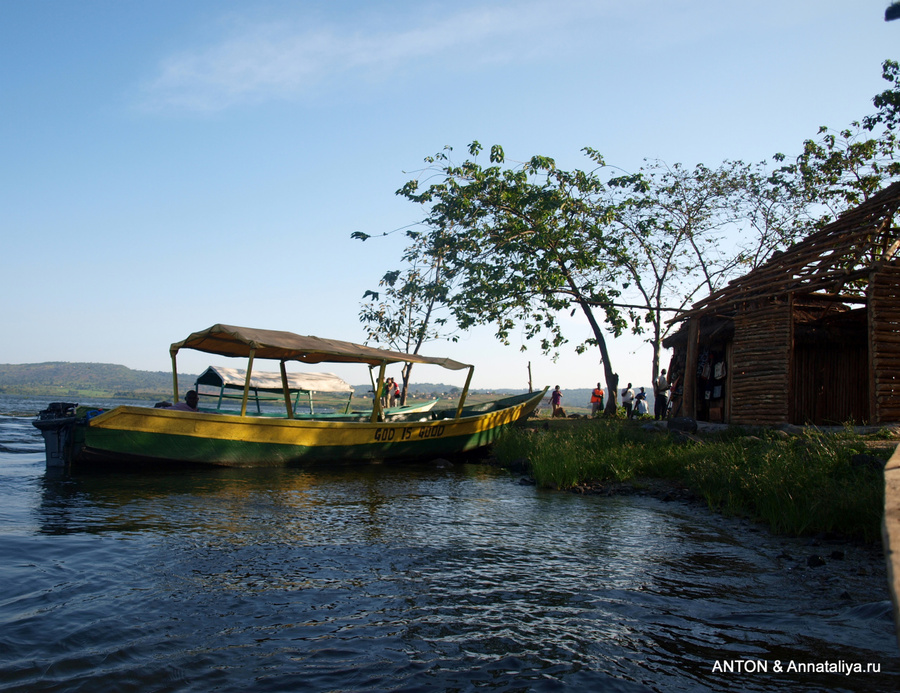 Лодка на истоке Нила. Впереди озеро Виктория Джинджа, Уганда