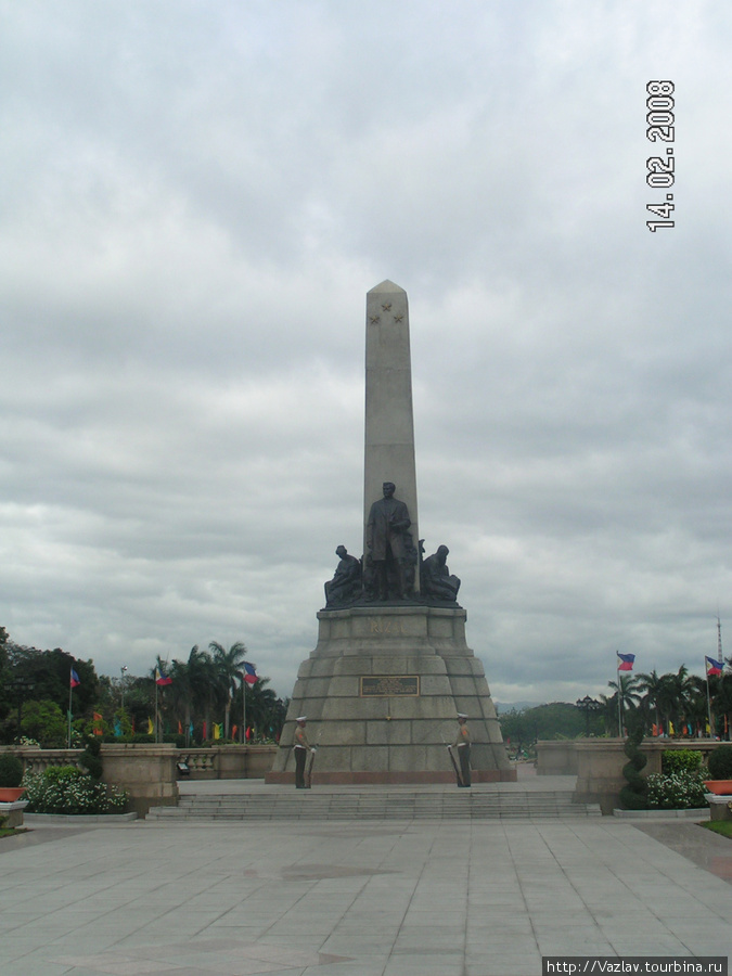 Национальный монумент; территория парка начинается за ним Манила, Филиппины
