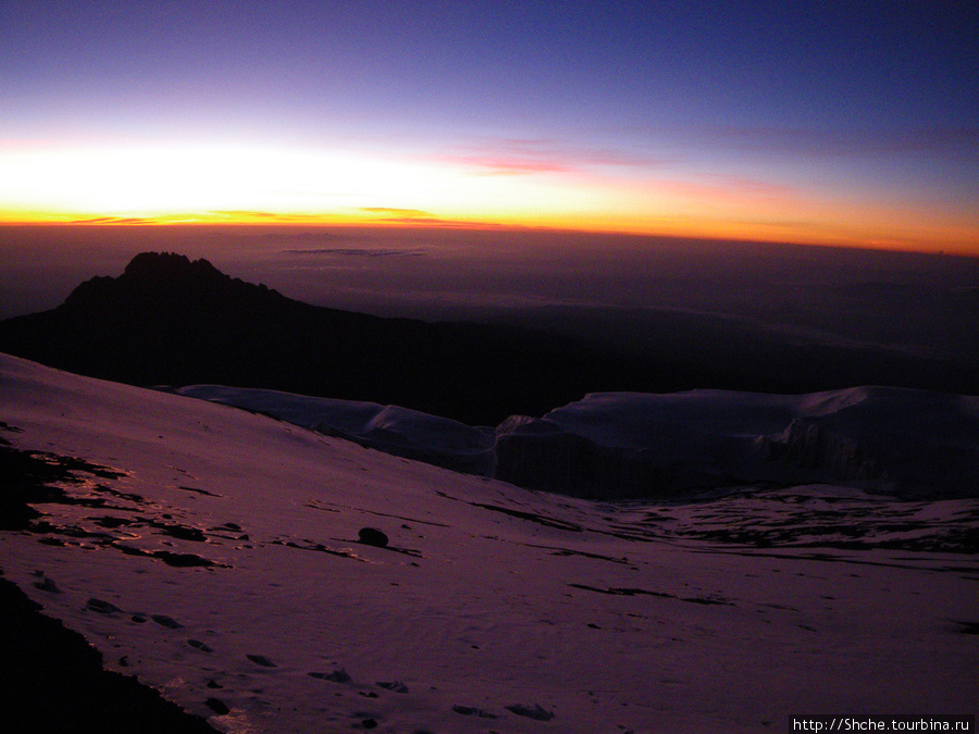 Забрезжился рассвет над Мавензи Гора (вулкан) Килиманджаро (5895м), Танзания