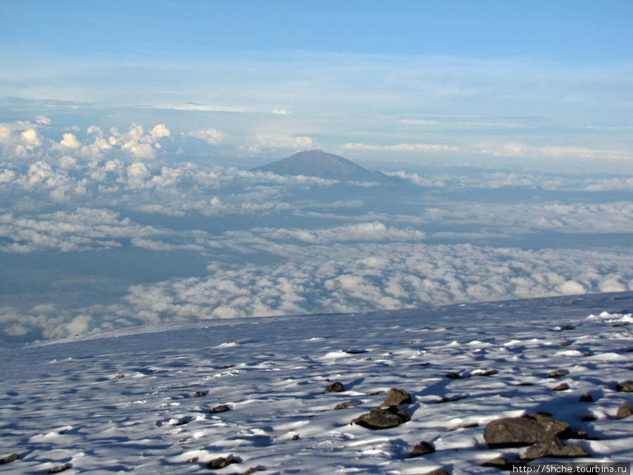 Так выглядит Меру ( пик Социализма) с вершины Кили. Гора (вулкан) Килиманджаро (5895м), Танзания