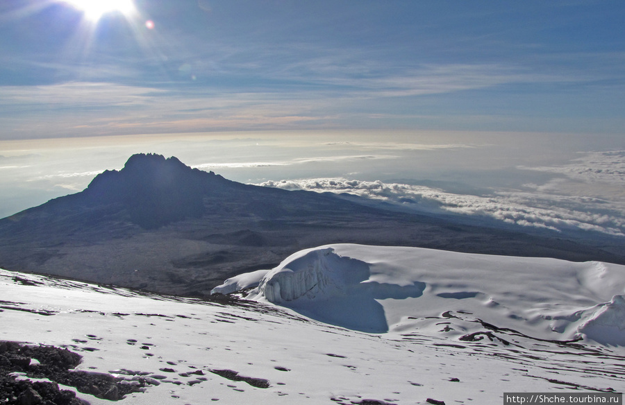 Внизу блестит крыша лагеря Kibo Гора (вулкан) Килиманджаро (5895м), Танзания