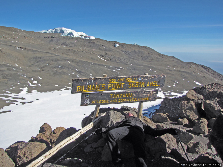 Здесь Валик изображает позу в пять утра, когда мы впервые добрались сюда. Немного переиграл, конечно, но суть передал. Гора (вулкан) Килиманджаро (5895м), Танзания