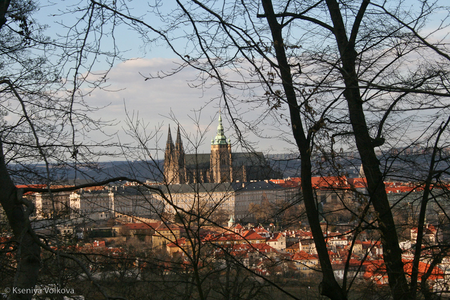 вид на собор с холма Петржин Прага, Чехия