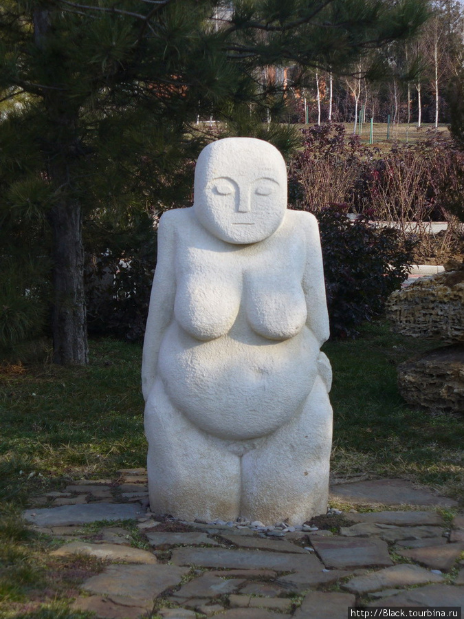 скульптура малых форм в парке Саки, Россия