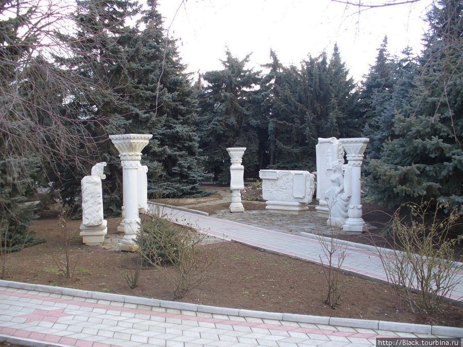 скульптуры малых форм в санаторном парке Саки, Россия