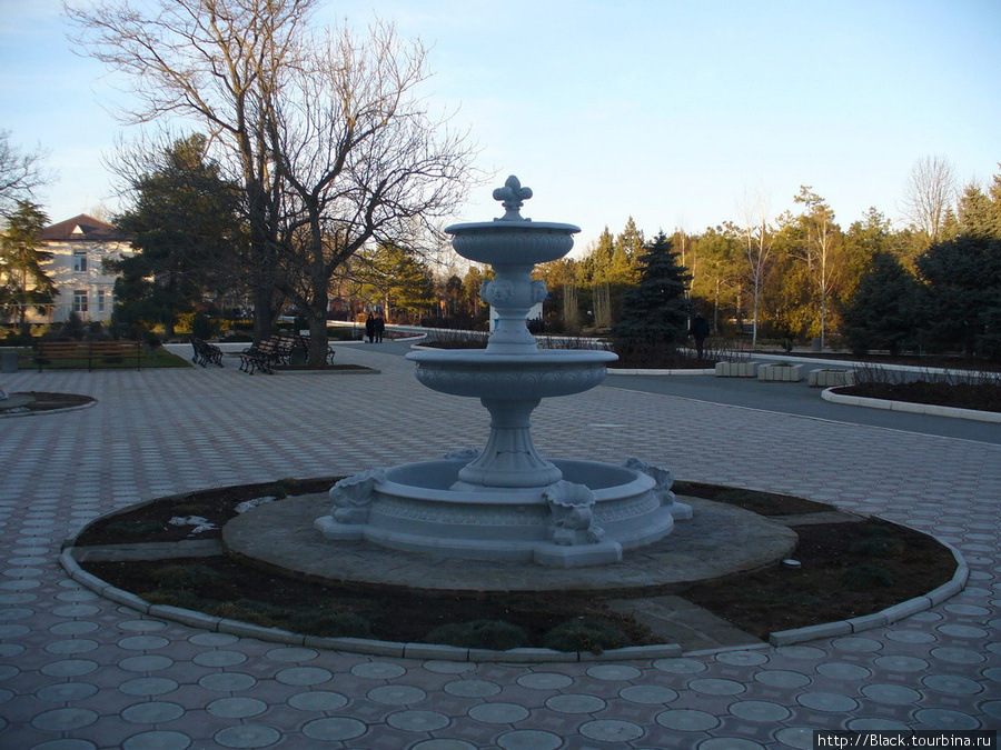 фонтан, который уже открыли после зимы Саки, Россия