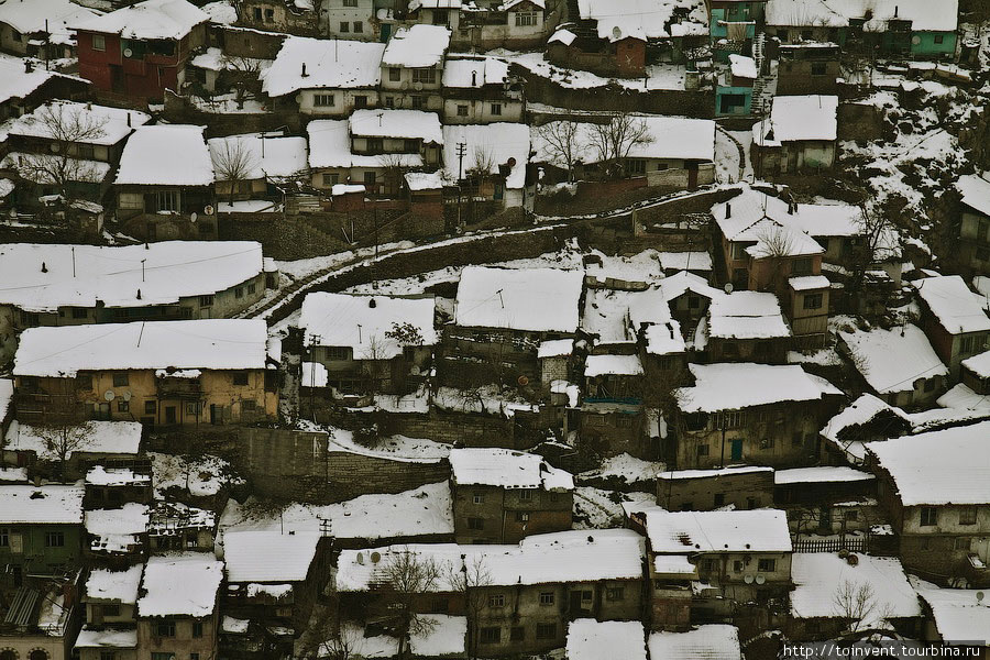 Соседний холм с расположенными на нем зданиями. Анкара, Турция