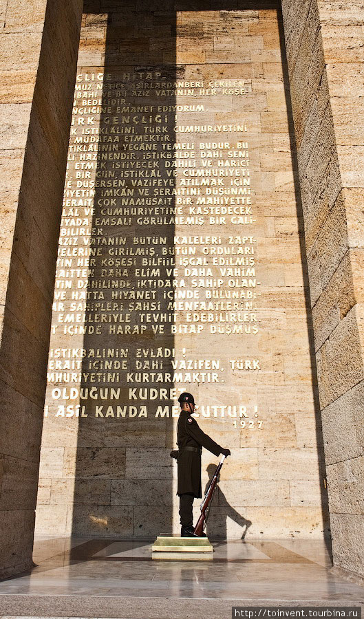 Под самим мавзолеем находится музей, посвященный жизни Ататюрка и истории современной Турции. Внутри богатая экспозиция. Самым запоминающимся из всего увиденного стала панорама боевых действий времен Первой Мировой Войны. Тут так же рассказывается про Войну за Независимость. Анкара, Турция