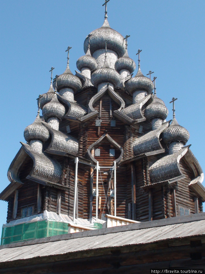 Преображенская церковь 2010 г. Реставрация продолжается Кижи, Россия