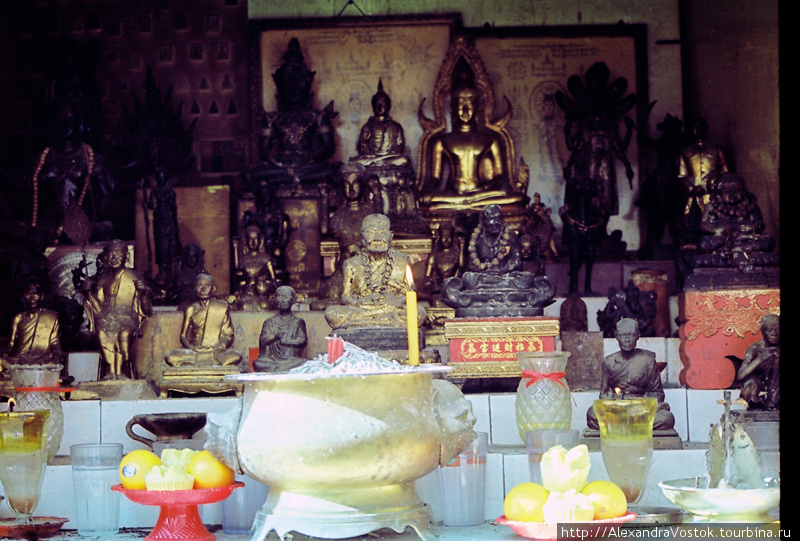 алтарь для Будд — с фруктами, благовониями и свечами Малайзия