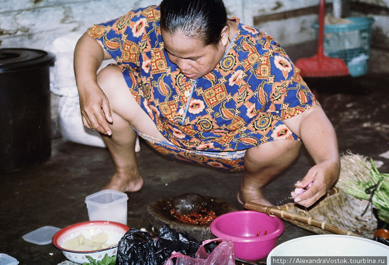 женщина готовит обед — вот так, прямо на полу (жена учителя английского) Суматра, Индонезия