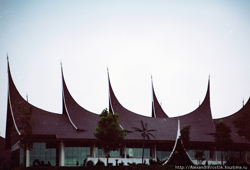 очаровательная традиционная архитектура Суматра, Индонезия