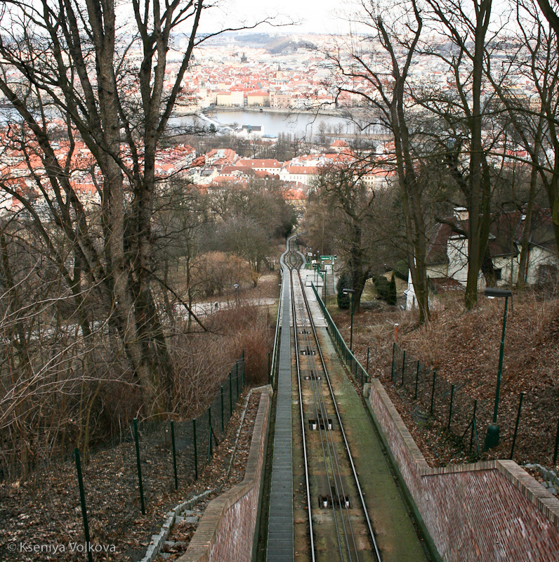 Фуникулер поднимается на самую вершину холма Прага, Чехия