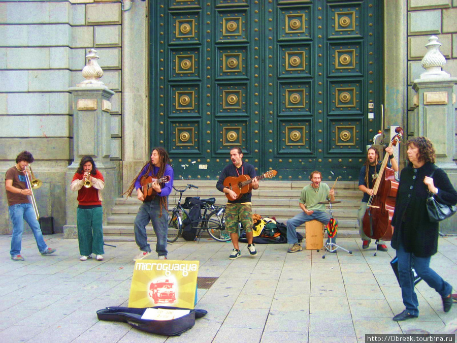 Выступление уличных музыкантов рядом с Банком Испания. 10.2009 Барселона, Испания