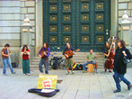 Выступление уличных музыкантов рядом с Банком Испания. 10.2009