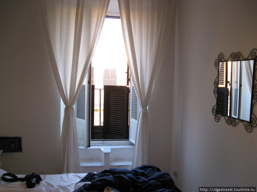 Одна из спален. Рим, Италия