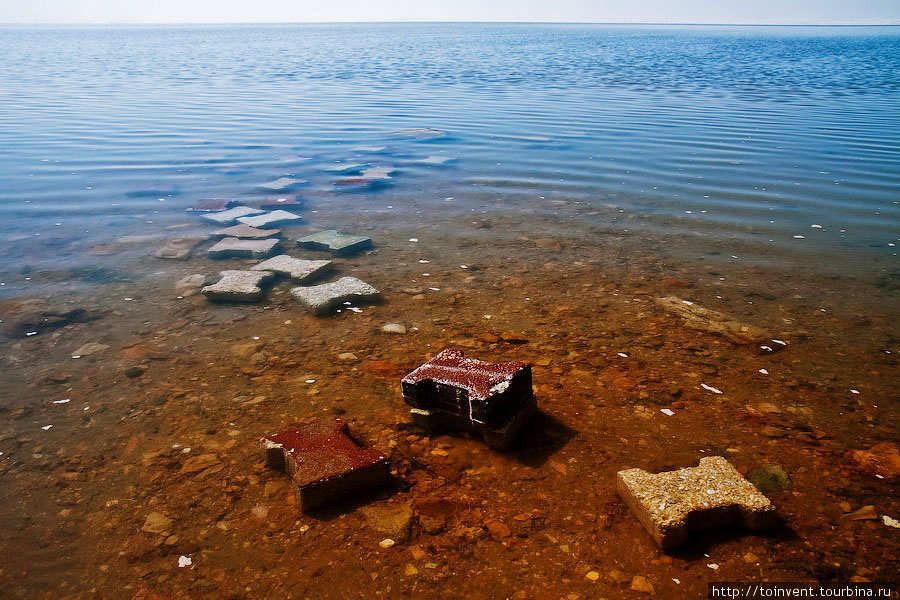 Летом можно уйти далеко-далеко, да и сейчас если были б резиновые сапоги, можно было прошагать метров 500 – озеро очень мелкое. Ихлара (долина), Турция