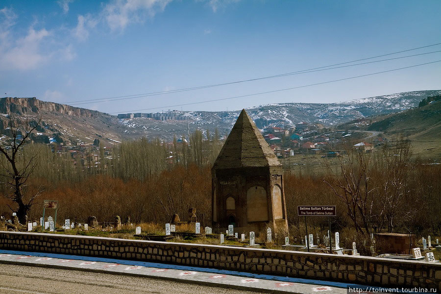 Это место сложно пропустить – тут всего одна дорога, а справа находится усыпальница монарха. Ихлара (долина), Турция