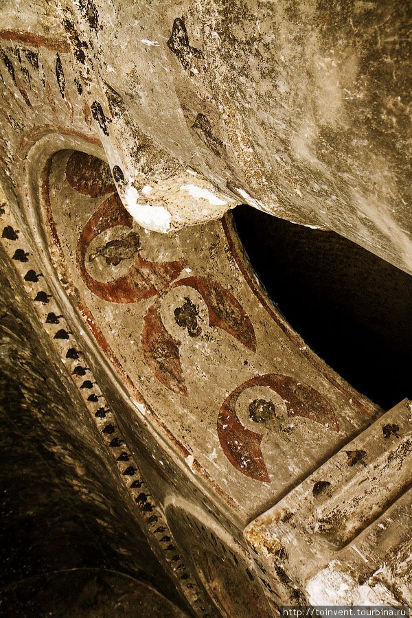 Сохранившиеся фрески. Видно, в эту часть долины Ихлара доходят немногиее, поэтому здесь находятся неотреставрированные изображения христианских святых. Ихлара (долина), Турция