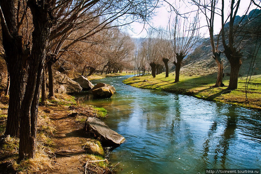 Все как в городском парке, только естественней и больше – нависающий каньон, бурлящая река, выдолбленные дома в скалах. Ихлара (долина), Турция