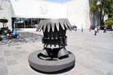 У входа в Музей атропологии в Мехико