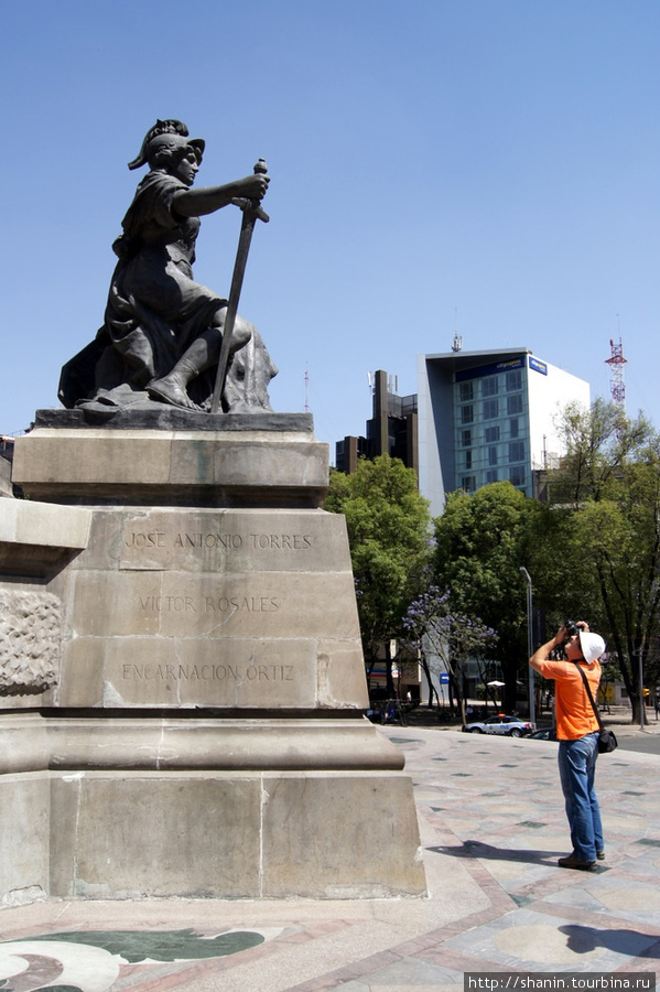 Фото памятника на память Мехико, Мексика