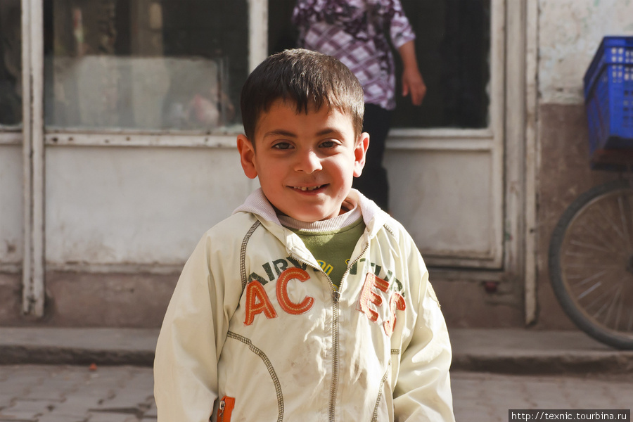 Мама привела мальчика, и он в итоге тоже радостно позирует, Диярбакыр, Турция