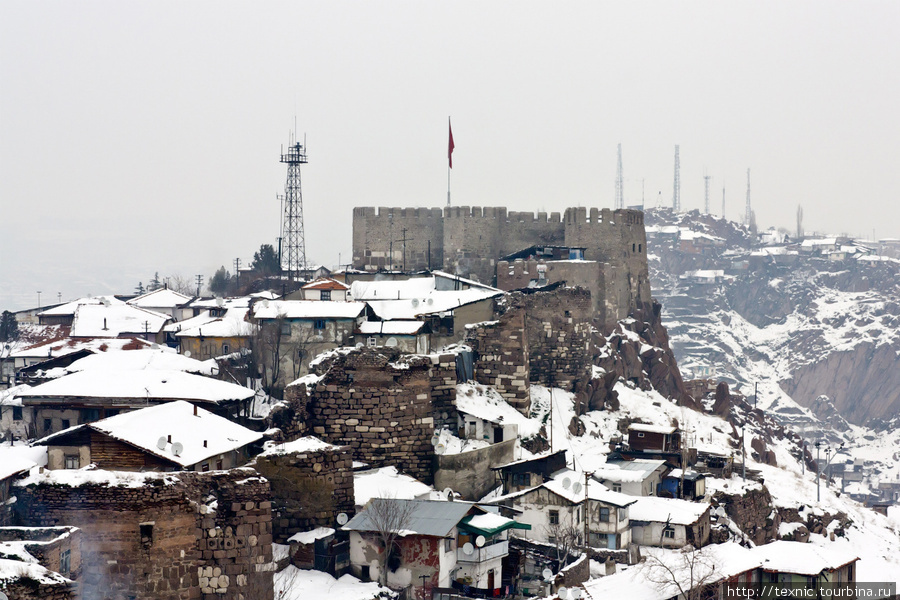 Отсюда видны и укрепления на юге холма, на которые, в отличие от северных, можно забраться Анкара, Турция