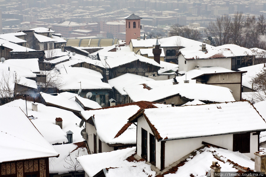 С крепостных стен открывается вид на крыши окружающих домов Анкара, Турция
