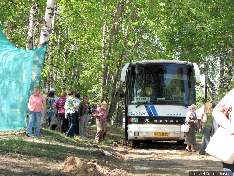 Автобус с туристами. Весьегонск, Россия