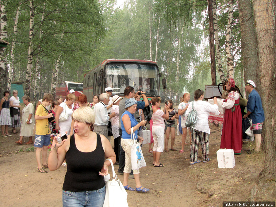 Туристы с теплохода. Весьегонск, Россия
