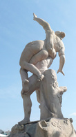 По контуру фонтана расположены скульптурные композиции – мужчины тащат женщин куда-то и зачем-то, но определенно усердно и против воли!