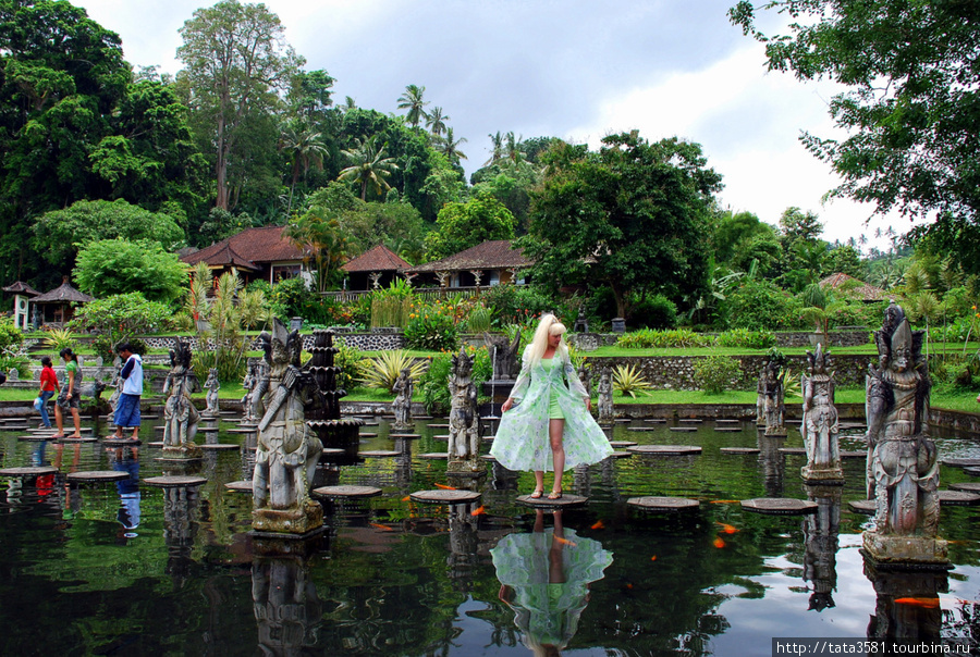 Парк украшен статуями, а по прудам проложены специальные камни, по которым можно гулять прямо по воде. Бали, Индонезия
