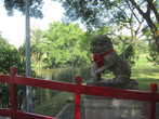 По обе стороны моста стоят суровые охранники китайского и японского садов. С милыми бантиками на шеях. То ли львы, то ли котики.