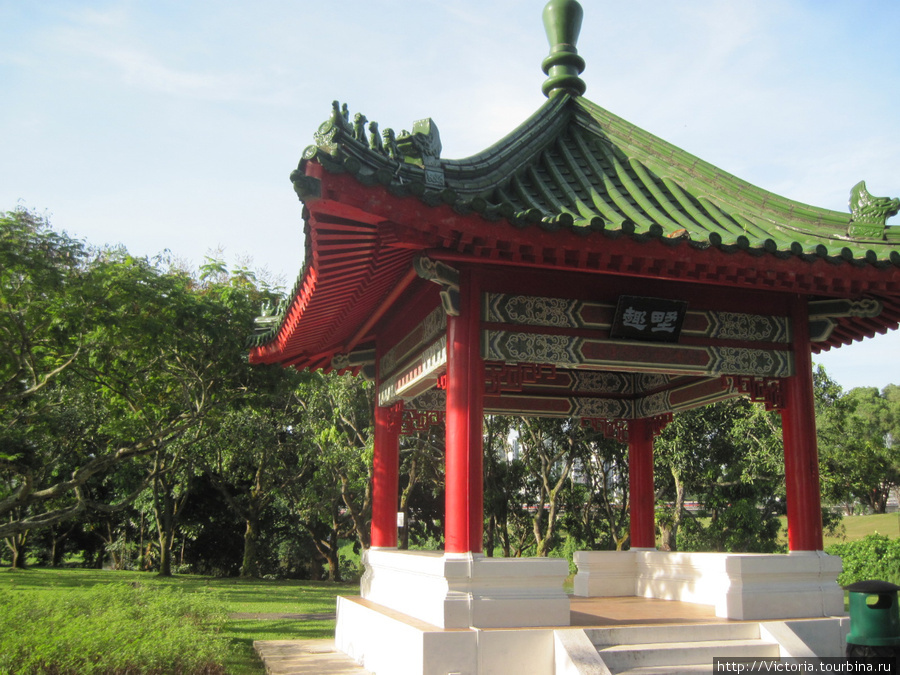 Беседка в Японском саду хорошее место для отдыха в полуденный зной. Сингапур (город-государство)