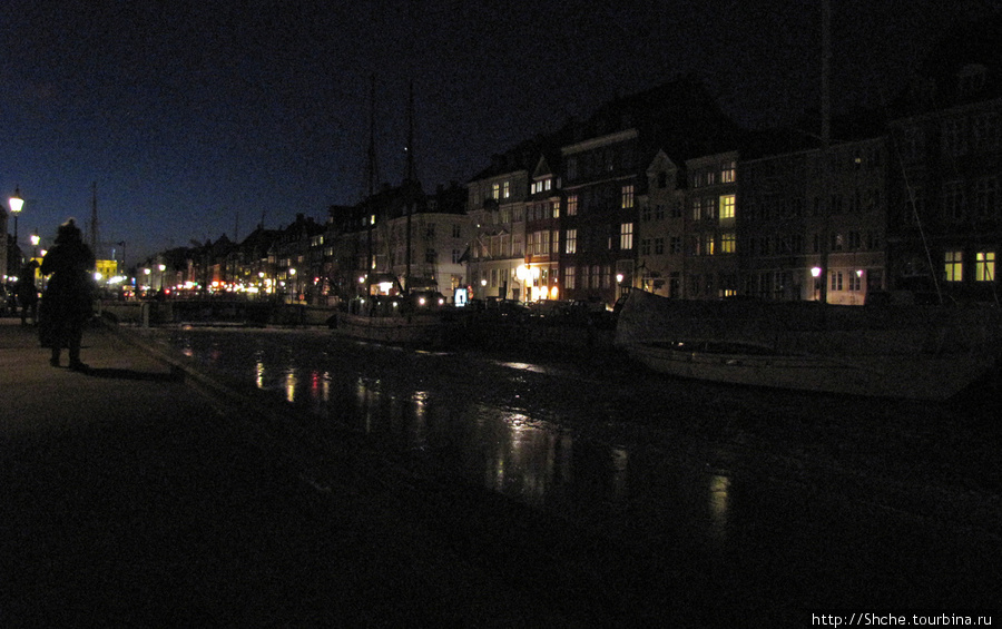 Красочный и яркий канал Nyhavn ночью. Копенгаген, Дания